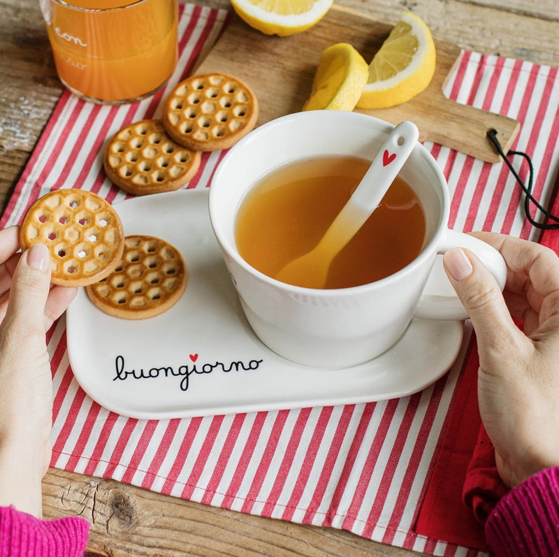 Piatto per tazza da colazione in ceramica bianca con cuoricino e scritta 